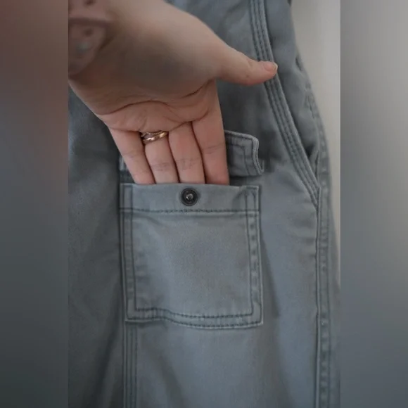 Hollister Women’s Light Gray Low-Rise Baggy Cargo Pants Sz 4R - Picture 12 of 16